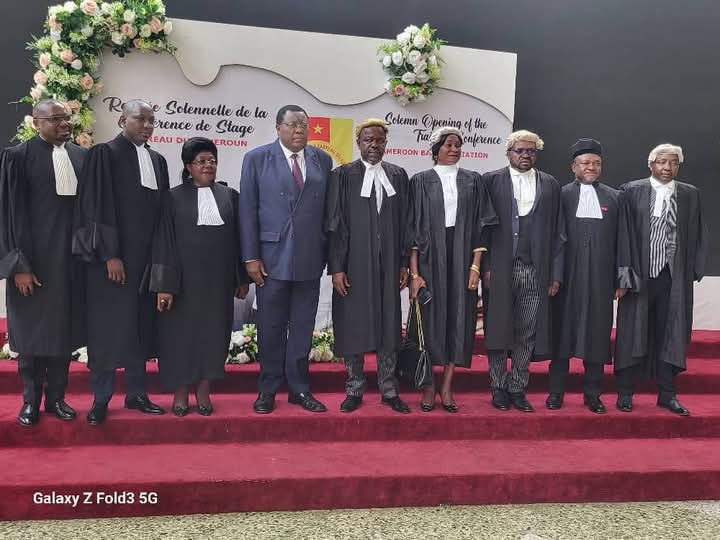 Madame la représentante du Bâtonnier pour les régions du Centre, Sud et Est, Me Adeline FOUEGOUM avec Monsieur le Bâtonnier, les membres du Conseil de l'Ordre et son excellence Monsieur le ministre Délégué au ministère de la Justice à la cérémonie de la rentrée solennelle de la conférence de Stage qui s'est tenue au Palais des Congrès de Yaoundé le 16 décembre 2024