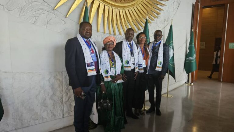 Madame la représentante du Bâtonnier pour les régions du Centre, Sud et Est, avec monsieur le Bâtonnier et certains membres du Conseil de l'Ordre prenant part à la conférence de l'Union Panafricaine des Avocats quii s'est tenue en Octobre 2024 à Arusha en Tanzanie